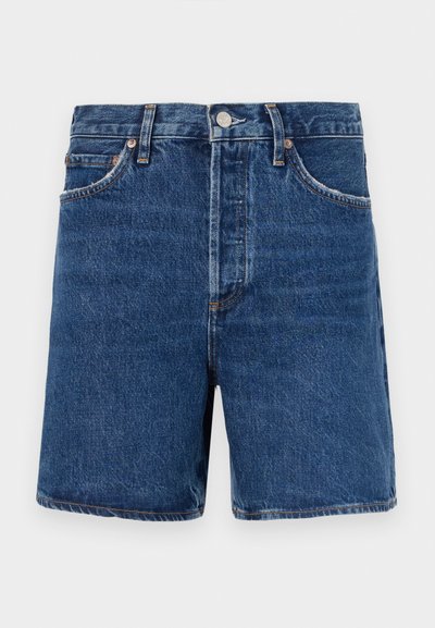 Shorts in denim blu scuro con un taglio classico, dotati di cinque tasche, chiusura con bottone e dettagli di cucitura arancione a contrasto.