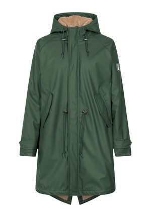 Parka verde impermeable con capucha forrada de pelo sintético. Presenta cordones, bolsillos laterales y un dobladillo trasero más largo. Fabricado con un tejido suave y duradero.