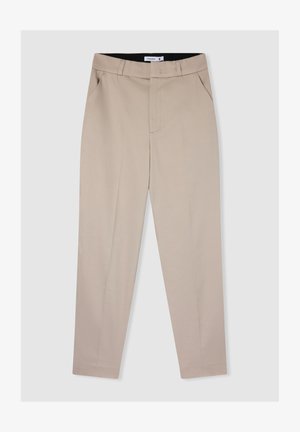 Pantaloni beige realizzati in tessuto leggero, con vita piatta, due tasche laterali e design a gamba dritta con una leggera sbieco alla caviglia.
