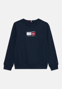 Marineblaues Sweatshirt aus Baumwollmischung, mit einem rechteckigen grafischen Logo in Weiß, Rot und Blau auf der Brust. Rippbündchen und -kragen.