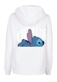 Bílá mikina s kapucí, na které je barevná ilustrace kreslené modré postavy ležící na zemi, s textem "CHILLIN'" v tučných písmenech nad ní.