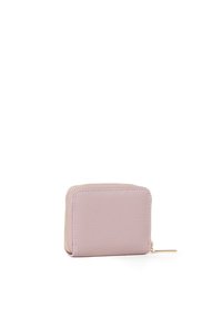 Portafoglio in pelle rosa chiaro, compatto, con zip dorata e linguetta, in posizione verticale su sfondo bianco.