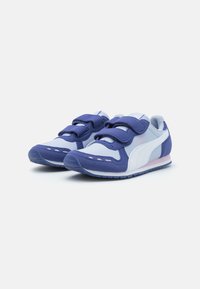 Lila och ljusblå sneakers med kardborreband, gummisålar och distinkta vita accenter. Har en sportig design och texturerade material.