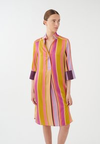 Kleurige hemdjurk met verticale strepen in roze, paars, geel en oranje. Gemaakt van een gladde stof met een kraag en opgerolde mouwen.