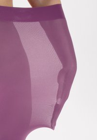 Collant trasparenti viola con una consistenza liscia, caratterizzati da una vita alta e una finitura traslucida. Il materiale appare leggero e elastico.