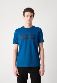 BOSS TEE - Apdrukāts T-krekls - open blue