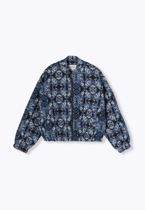 Veste bomber bleue à motifs avec des designs floraux et géométriques, ourlet et poignets élastiques, fermeture éclair à l'avant et col arrondi.