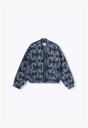 Veste bomber bleue à motifs avec des designs floraux et géométriques, ourlet et poignets élastiques, fermeture éclair à l'avant et col arrondi.