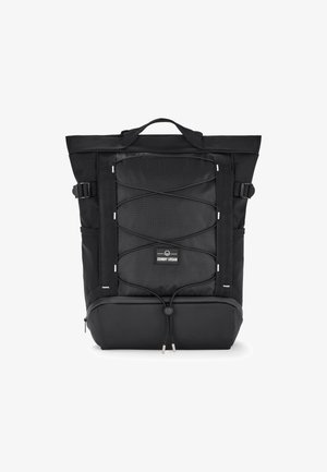 Mochila negra de tipo roll-top con panel frontal texturizado, cordón elástico, bolsillos laterales y un prominente parche con el logo. Construcción de tejido duradero.