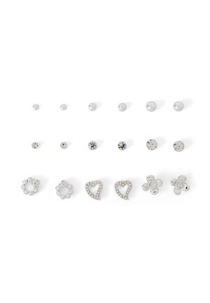 Dodici paia di orecchini a perno disposti su tre file, con perle, pietre preziose trasparenti, cuori e decorazioni floreali su sfondo bianco.
