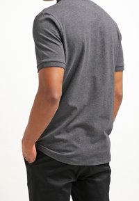 Szara polo z krótkim rękawem wykonana z miękkiej bawełny, z klasycznym kołnierzykiem i luźnym krojem. Gładka faktura z minimalną ilością detali.