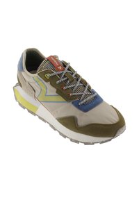 Zapatillas en beige, verde y azul con materiales de malla y gamuza. Cuenta con una suela intermedia gruesa de color blanco, cordones con patrón y un talón en contraste.