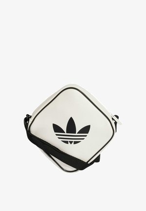 Borsa a tracolla sintetica bianca con dettagli neri, caratterizzata da un prominente logo nero a tre strisce e una tracolla regolabile. Forma quadrata.