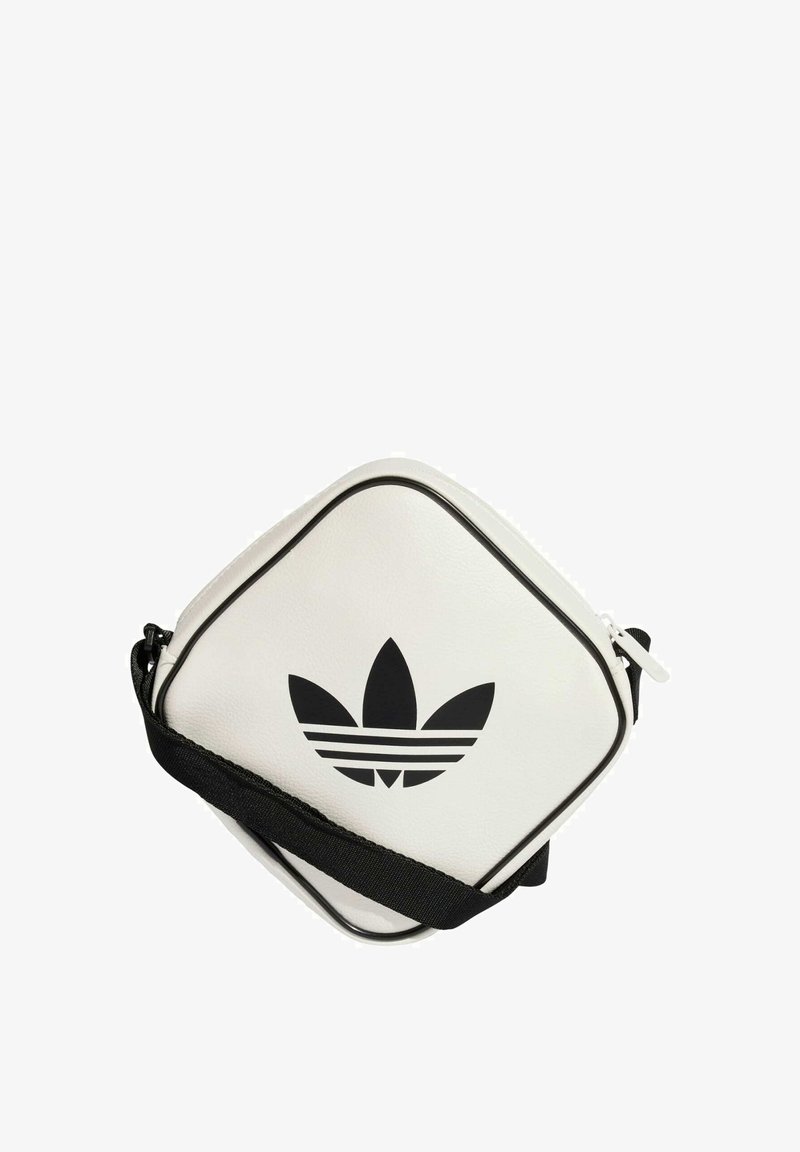 Borsa a tracolla sintetica bianca con dettagli neri, caratterizzata da un prominente logo nero a tre strisce e una tracolla regolabile. Forma quadrata.