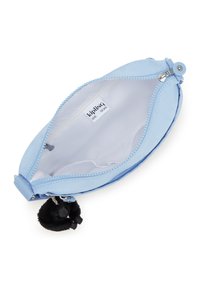 Pouch in poliestere azzurro chiaro con chiusura a zip, dotato di un portachiavi con pompon nero attaccato. L'interno è foderato in bianco con un'etichetta del marchio.