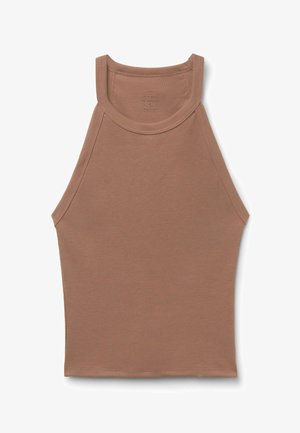 Ærmeløs ribstrikket tanktop i lysebrun med høj rund halsudskæring og brede skulderstropper, lagt fladt på hvid baggrund.