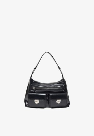 Borsa nera in pelle con una tracolla, una tasca con cerniera e due tasche frontali con patta e chiusura a scatto.