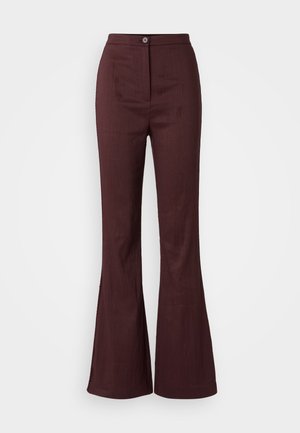 Pantalons évasés bordeaux avec une texture lisse, une taille haute et une fermeture à bouton unique, conçus pour une silhouette ajustée.