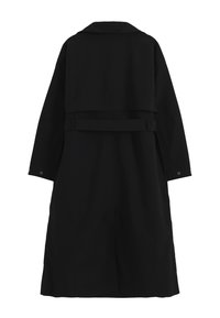 Μακρύ μαύρο παλτό τύπου trench coat με φαρδιά γιακά, μακριά μανίκια με μανσέτες με κουμπιά και ζώνη στη μέση, εμφανιζόμενο από πίσω.