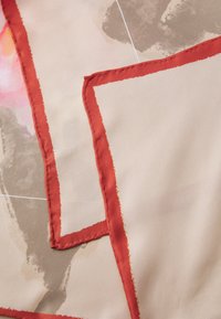 Foulard din mătase cu un fundal bej, decorat cu modele abstracte în nuanțe de gri, roz și roșu la margini. Marginile sunt finisate cu cusături roșii.
