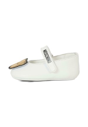 Białe skórzane buty Mary Jane z okrągłym noskiem, regulowanym paskiem i naszywką z rysunkowym misiem z przodu. Napis "Moschino" na pasku.