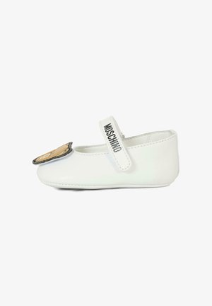 Scarpa Mary Jane in pelle bianca con punta tonda, cinturino regolabile e un patch di un orsetto cartone animato sul davanti. Testo "Moschino" sul cinturino.