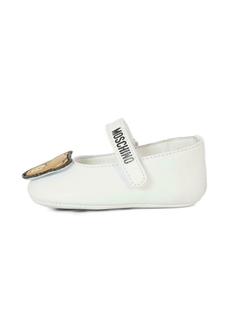 Scarpa Mary Jane in pelle bianca con punta tonda, cinturino regolabile e un patch di un orsetto cartone animato sul davanti. Testo "Moschino" sul cinturino.