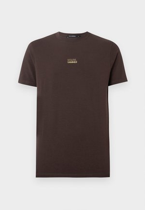 T-shirt de algodão castanho com mangas curtas e gola redonda, apresentando um pequeno logótipo bordado em dourado "KARL LAGERFELD" no peito.