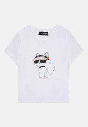 Weißes Baumwoll-T-Shirt mit einem cartoonhaften Kater, der Sonnenbrillen und eine Visier trägt. Bedrucktes Design mit schwarzen Konturen und rotem Text darunter.
