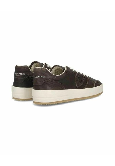 Sneakers in pelle marrone scuro con un design testurizzato, lacci bianchi e una suola in gomma beige con dettagli in gomma. Marchio impresso sul tallone.