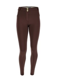 Leggings marroni con una texture liscia e elastica. Design a vita alta con due bottoni dorati nella parte anteriore e una vestibilità aderente.