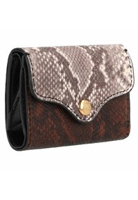 Portefeuille marron et noir avec un rabat en relief imprimé serpent, featuring une fermeture à bouton doré et une finition lisse le long des bords.