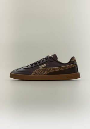 Μαύρο χαμηλό sneaker Puma με καφέ σόλα και λεπτομέρεια ρίγα με λεοπάρ σχέδιο στο πλάι και στη φτέρνα, μαύρα κορδόνια και λογότυπο Puma.