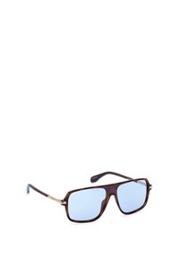 Occhiali da sole rettangolari marroni con lenti blu scure e dettagli dorati sulle cerniere. Presentano un design elegante e moderno, con una montatura scura e lucida.