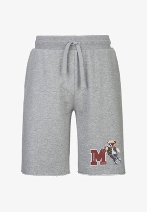Lichtgrijze short met trekkoord, ruwe zoom en een afbeelding van een beer met een zonnebril en sneakers, leunend op een grote rode letter "M".