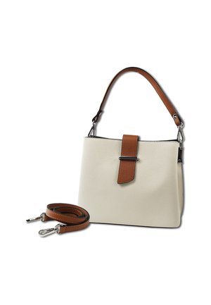 Sac à main texturé blanc avec une sangle d'accent marron et une boucle. Dispose d'une bandoulière détachable et de quincaillerie en argent. Forme compacte et angulaire.