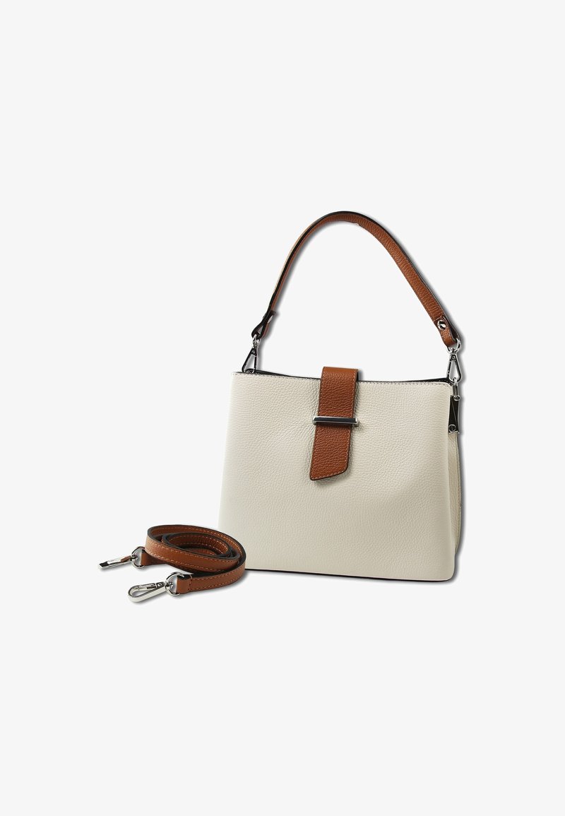 Witte textuur handtas met een bruin accentriem en gesp. Voorzien van een afneembare schouderriem en zilveren hardware. Compacte, hoekige vorm.