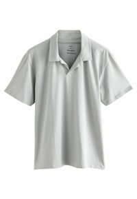 Polo shirt grigio chiaro in cotone, con colletto, maniche corte e una placca cucita con un dettaglio a bottone singolo. Taglio regolare.