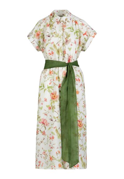 Vestido midi blanco con flores, manga corta, botones en la parte delantera, cuello y un amplio cinturón verde atado a la cintura.