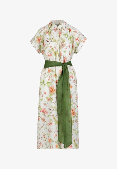 Vestido midi blanco con flores, manga corta, botones en la parte delantera, cuello y un amplio cinturón verde atado a la cintura.