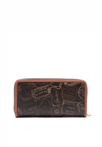 Portafoglio nero con design in rilievo di timbri di viaggio, dettagli in pelle marrone, forma rettangolare, chiusura con zip, finitura testurizzata.