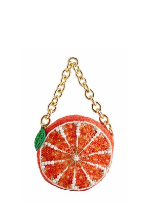 Runde Handtasche, gestaltet wie eine Orangenscheibe mit Perlendetails, einem grünen Blattanhänger und einem massiven goldenen Kettenhenkel.