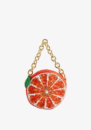 Runde Handtasche, gestaltet wie eine Orangenscheibe mit Perlendetails, einem grünen Blattanhänger und einem massiven goldenen Kettenhenkel.
