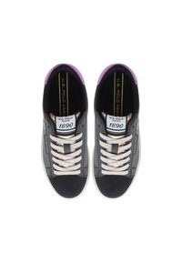 Sneaker in pelle nera con accenti grigi, dettaglio viola sul tallone, lacci bianchi a contrasto e etichette con logo sulla linguetta e sul lato.