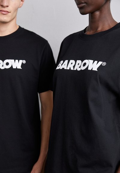 Mustat puuvillapaidat, joissa on suuri valkoinen "BARROW" -logo edessä. Yksinkertainen muotoilu, pyöreä kaula-aukko ja rento malli huolettomaan käyttöön.