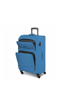 Valise souple bleue avec poignée télescopique, quatre roues et deux compartiments avant zippés partiellement ouverts montrant un intérieur noir à motif.