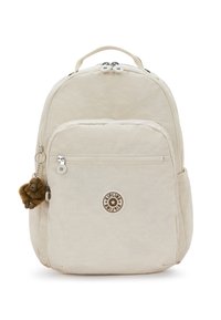 Beiger Rucksack aus strukturiertem Stoff mit rundem Logo, vordere Reißverschlusstasche und einem Affen-Schlüsselanhänger am Reißverschluss.