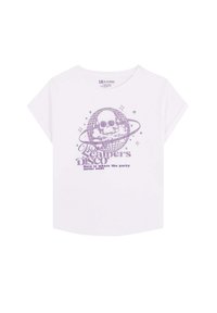 Camiseta de manga corta blanca con un gráfico púrpura de una calavera dentro de una bola de discoteca, con el texto "Visita el Disco del Scalper" abajo.