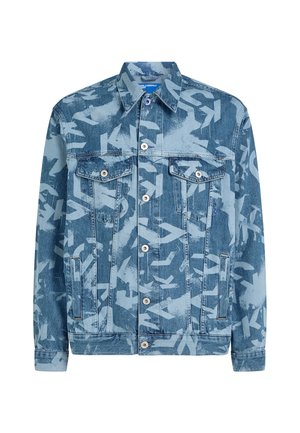 Modra jeans jakna z gumbi spredaj, dvema prsne žepki z zaponkami, stranskima žepoma in abstraktnim vzorcem v svetlo modri barvi po celotni jakni.