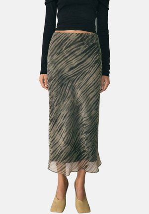 Lang, flydende nederdel med et semi-gennemsigtigt, stribet mønster i grøn og beige. Stoffet har en glat tekstur og en let drapering.